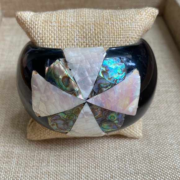 Pono Joan Goodman Jewelry - PONO Joan Goodman Italian Resin Bracelet W/ Mother Of Pearl Maltese Cross Inlay